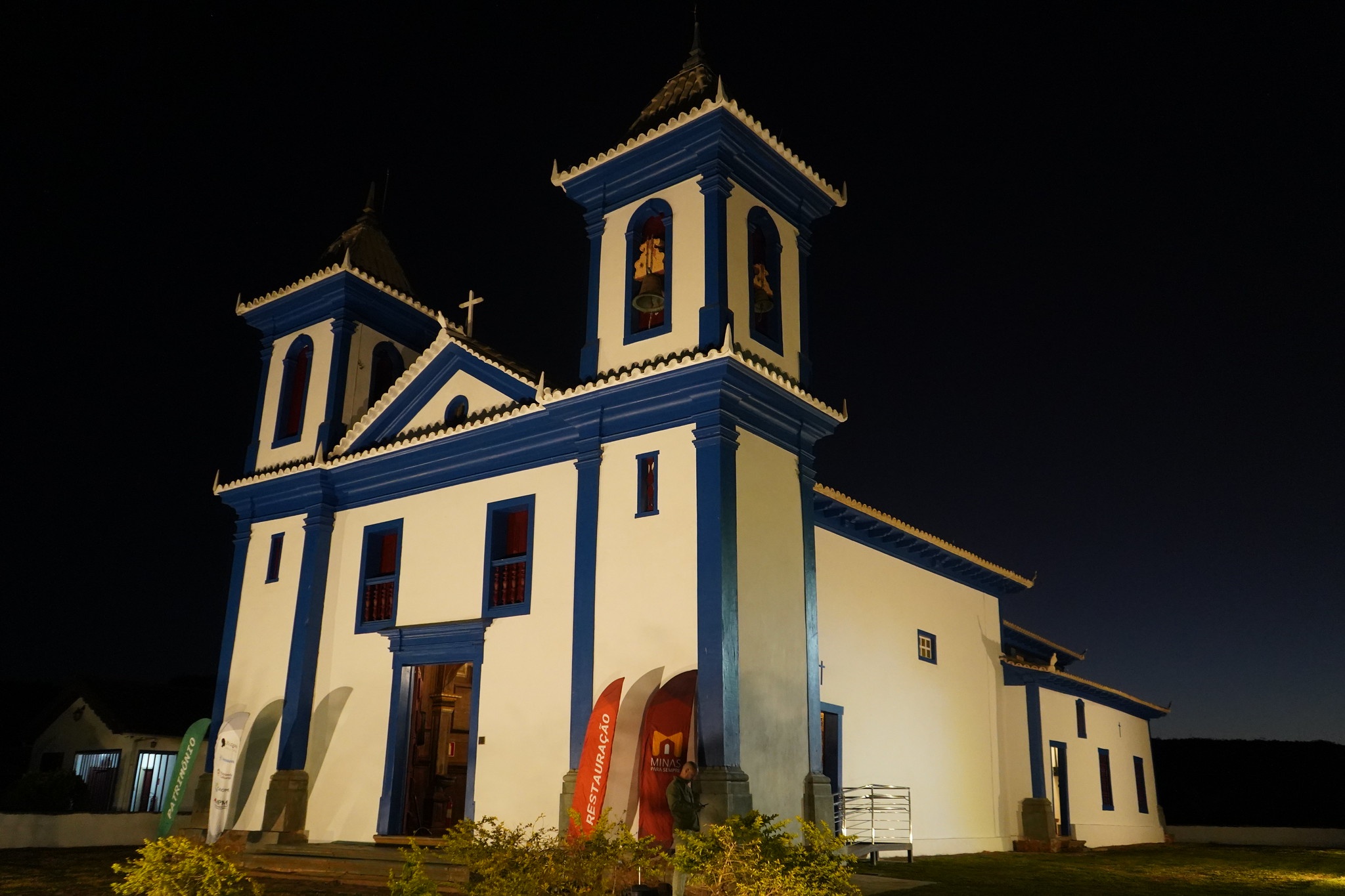 Igreja de Santo Amaro iluminada à noite